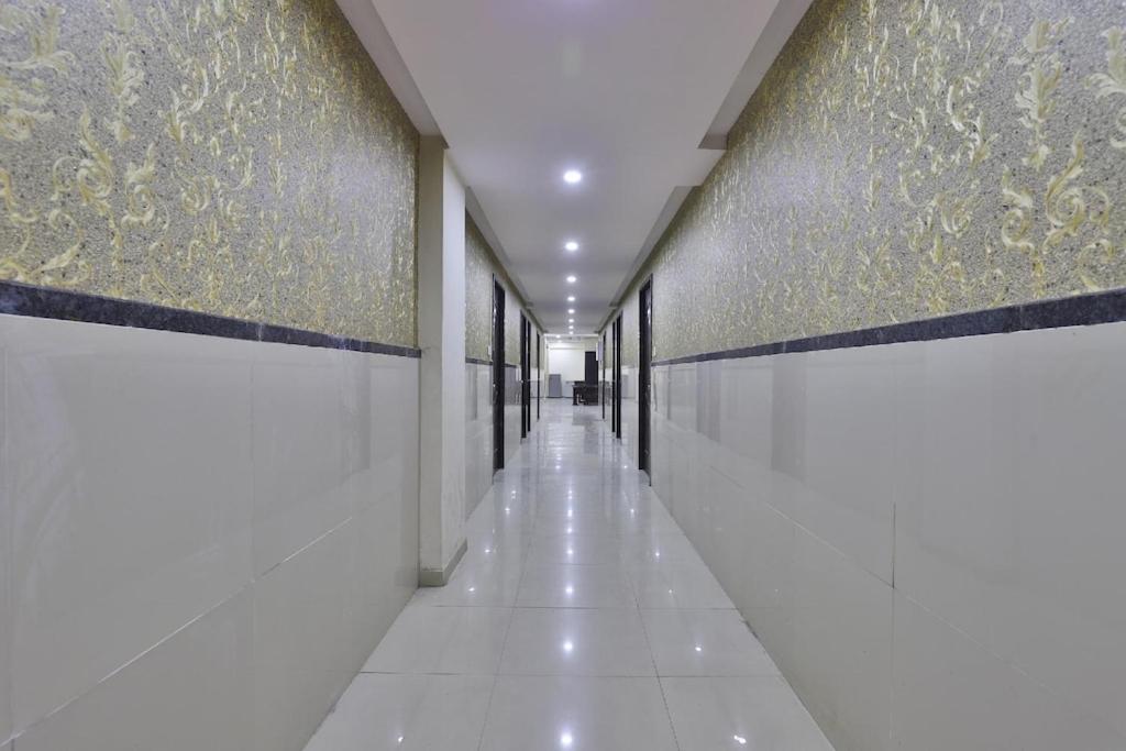 Infinity Rooms & Banquet Сурат Экстерьер фото