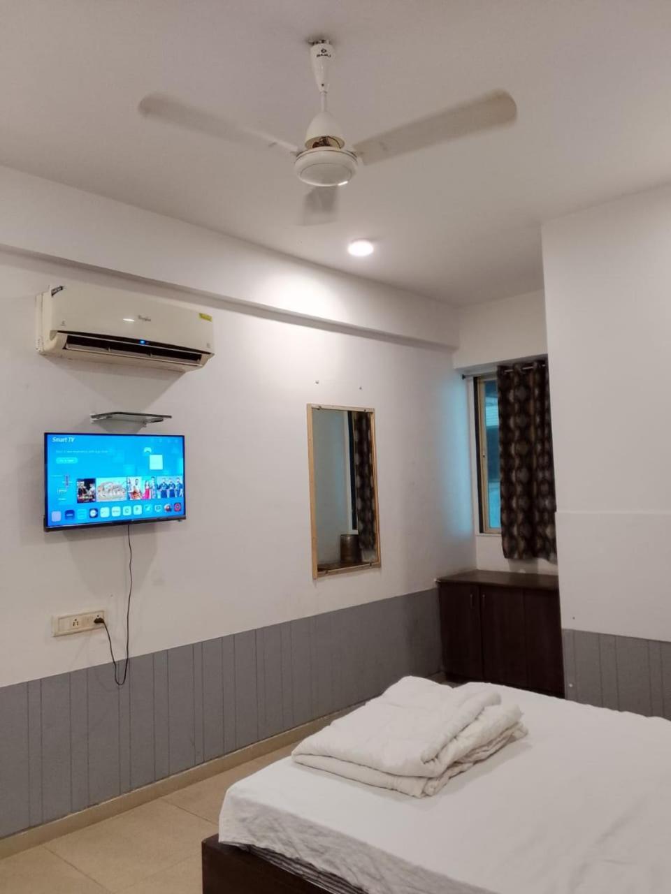 Infinity Rooms & Banquet Сурат Экстерьер фото